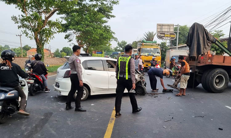 REMUK: Kendaraan Datsun Go yang ringsek usai diseruduk truk pada bagian belakang dan depannya. Kejadian itu berlangsung, saat pengemudi mobil hendak belok.