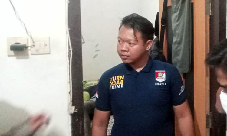 MEMILUKAN: Petugas kepolisian saat melakukan identifikasi terhadap jenazah korban. Ia didapati meninggal, setelah tetangganya mencium bau tak sedap.