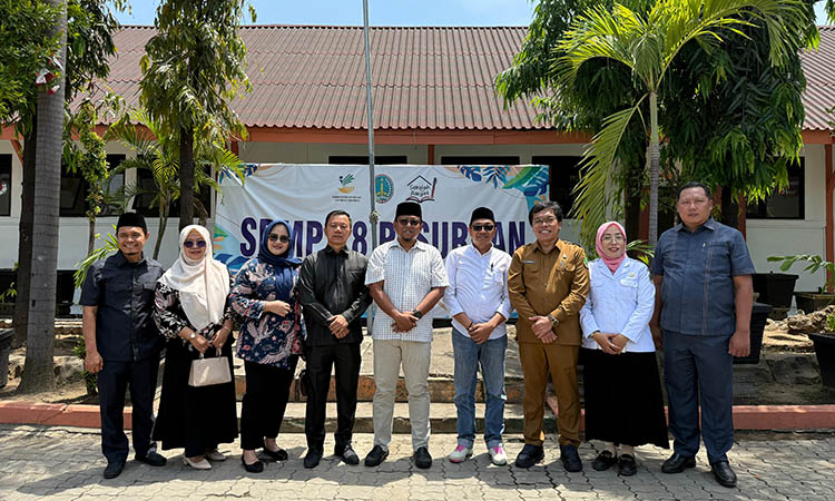 PASTIKAN BAIK: Komisi II DPRD Kota Pasuruan menggelar sidak pada sekolah rakyat menengah pertama (SRMP) 28 yang berlokasi di Gedung SD Kandang Sapi, Jalan Veteran No. 9, Kota Pasuruan.