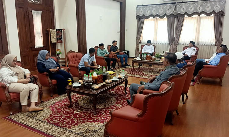 AUDIENSI: Komisi II DPRD Kota Pasuruan saat gelar audiensi dengan Wali Kota Pasuruan, Adi Wibowo dalam menangani retribusi parkir yang tak maksimal pada Rabu (8/10) lalu.