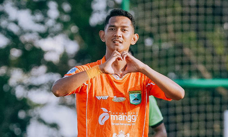 CETAK GOL INDAH: Playmaker Persekabpas Nofi Atmaja yang menyumbang gol saat berlaga melawan Persiba Bantul di Lapangan Pasiran, Rabu (17/12).
