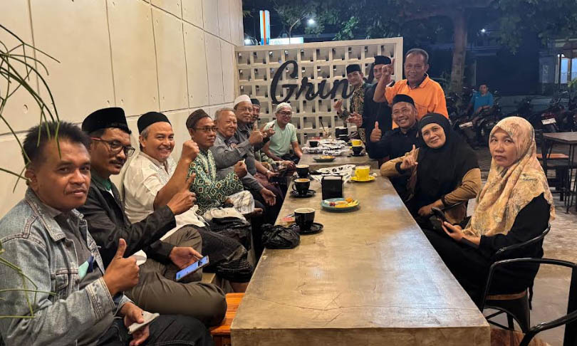 SERAP IDE: Ismasil Marzuki Hasan bersama warga kota yang tak melulu ditemui di kantor DPRD di Jalan Balaikota. Tapi bisa di mana saja.