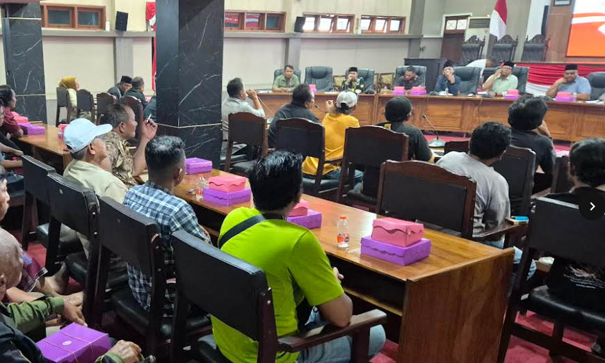 TAMPUNG ASPIRASI: Pimpinan DPRD termasuk Wakil Ketua 2 Muhammad Gatot Adidoyo saat menemui PKL di gedung DPRD.