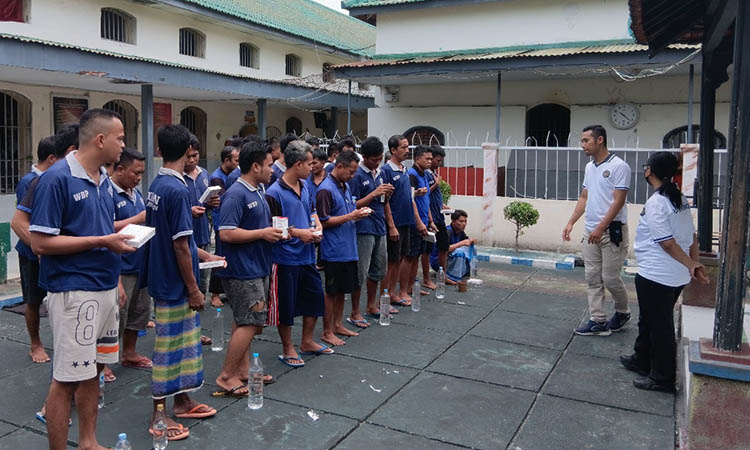 PENGARAHAN: Petugas Rutan kelas IIB Kraksaan memberikan pengarahan pada WBP. Tahun ini tidak ada usulan remisi natal diajukan oleh Rutan lantaran tidak ada narapidana beragam
