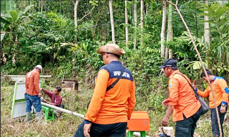 PENCEGAHAN: Personel BPBD memasang early warning system di Dusun Brigaan, Desa Plaosan, Krucil.