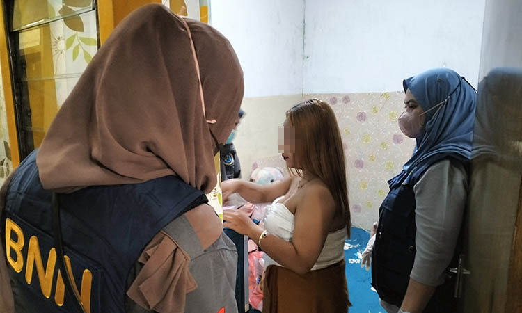 CEGAH PEREDARAN: Penghuni wisma di Watuadem, Kelurahan Pecalukan, Kecamatan Prigen, yang dites narkoba, Selasa (16/12) malam.