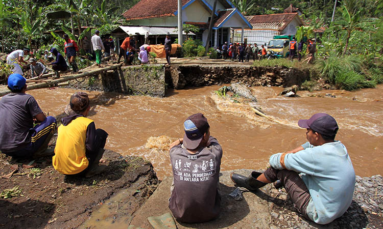 DAMPAK LINGKUNGAN: Jembatan di Dusun Kedaton, Desa Andungbiru, Tiris yang putus setelah dihantam banjir bandang.