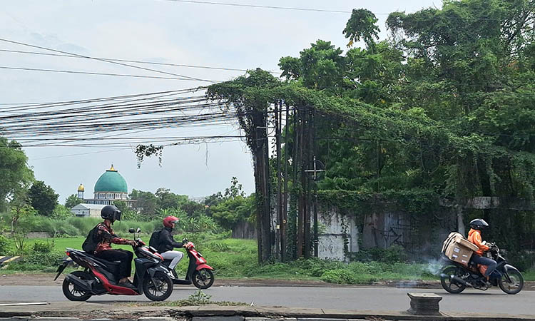 BAK HUTAN: Kabel-kabel yang tampak semerawut. Hal itu memicu pemandangan yang tak sedap.