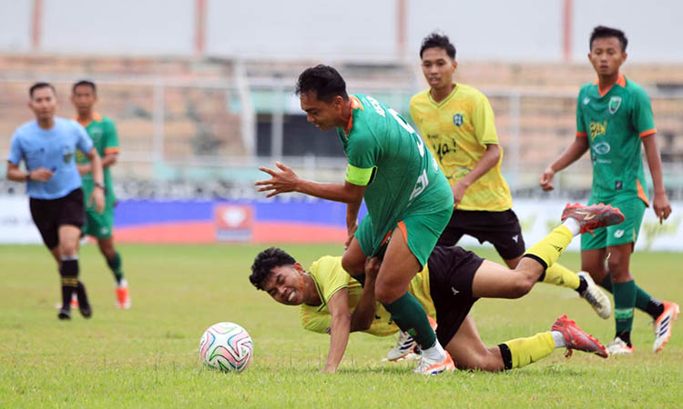 BERJIBAKU: Punggawa Pasuruan United, Ricko Hardiansyah saat berjibaku melewati hadangan lawan.