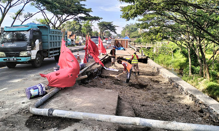 DIKEBUT: Pengerjaan TPT di ruas Malang - Surabaya, Desa Parerejo, Kecamatan Purwodadi, yang tengah diburu waktu. Sebelum 25 Desember, ditargetkan sudah rampung.