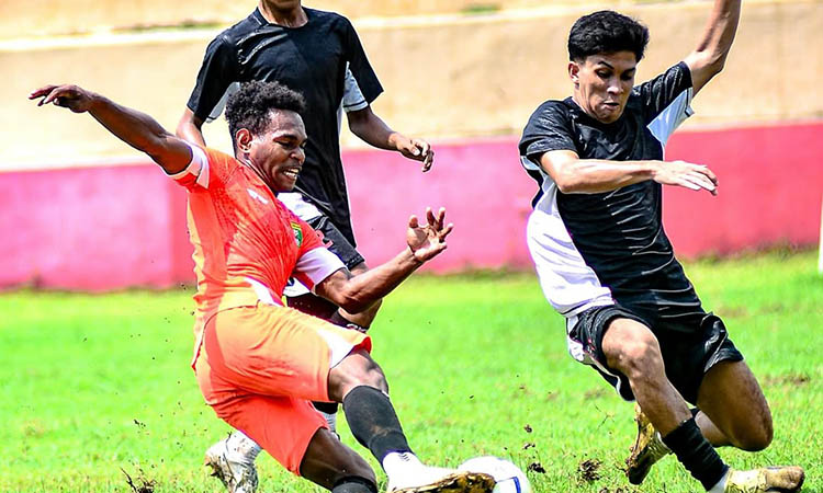 SIAP TANDING: Pemain Persekabpas Pasuruan saat menjalani latihan. Mereka membidik kemenangan pada laga melawan Persiba Bantul.