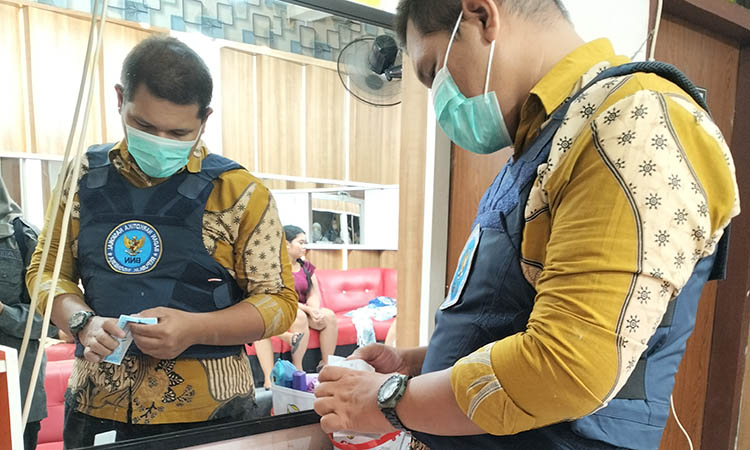 Petugas BNNK mengecek urin yang diambil dari penghuni dan penjaga wisma di Tretes.
