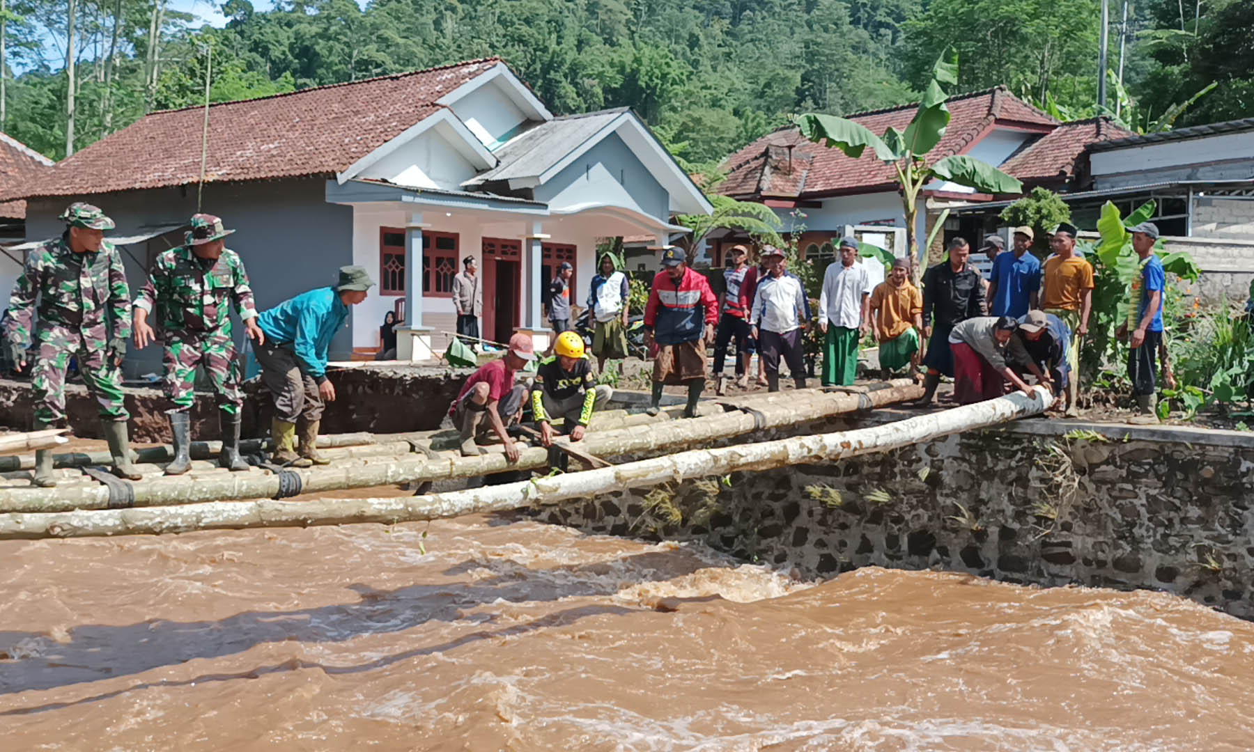 BANJIR: Salah satu jembatan di Desa Andungbiru, Kecamatan Tiris, jebol terdampak banjir, beberapa waktu lalu.