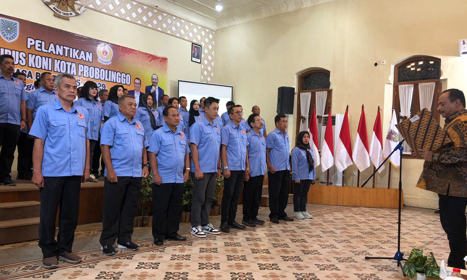 DILANTIK: Ketua KONI Provinsi Jatim Muhammad Nabil melantik Pengurus KONI Kota Probolinggo masa bakti 2025-2029, Senin (15/12) malam.
