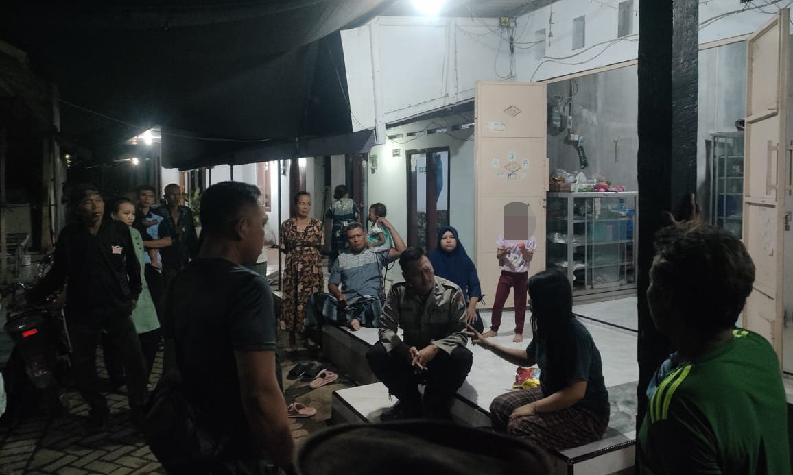 PENYELIDIKAN: Anggota Polsek Wonoasih meminta keterangan korban Misyatin di rumahnya, Selasa (16/12) petang.
