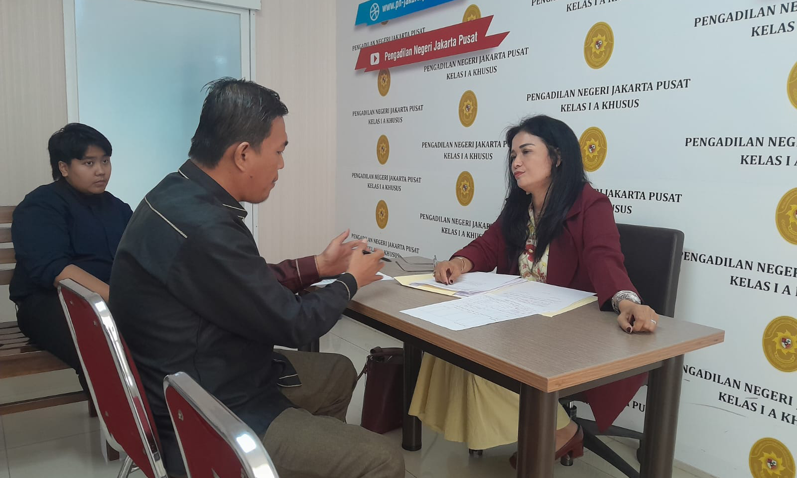 KECEWA: Kuasa Hukum Aliansi Eks Karyawan PTKL Eko Novriansyah Putra ketika menemui Mediator PN Jakarta Hotmaria Hertawaty Sijabat di PN Jakarta, Selasa (16/12).