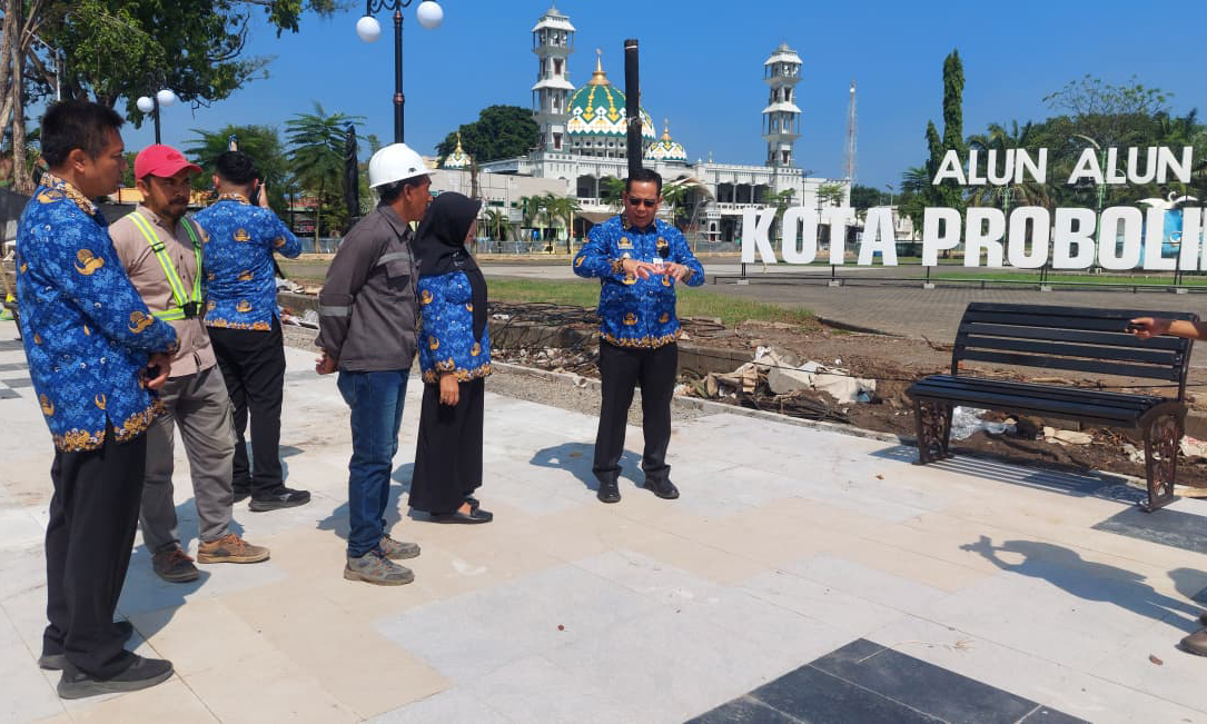 LIHAT LANGSUNG: Wali Kota Probolinggo dr. Aminuddin ketika melihat pengerjaan revitalisasi Alun-Alun Kota Probolinggo, Rabu (17/12).