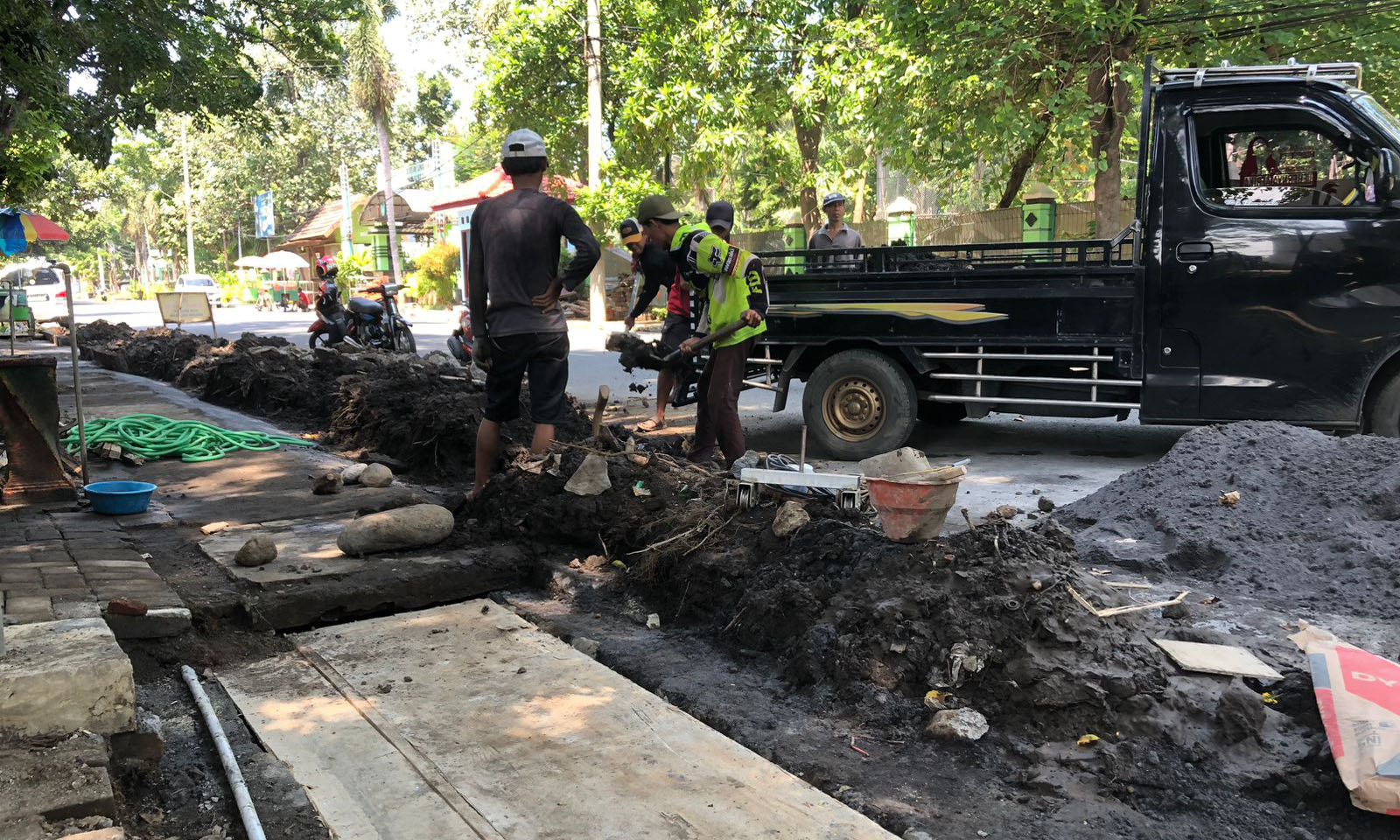 NORMALISASI: Sejumlah pekerja melakukan normalisasi saluran pematusan di Jalan Basuki Rahmat, depan TWSL Kota Probolinggo, Rabu (17/12).