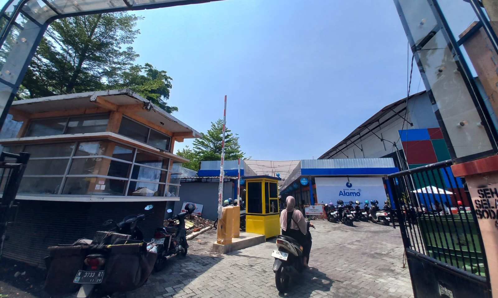 TERPASANG: Pengendara motor masuk ke area GOR A Yani Kota Probolinggo, yang dilengkapi dengan portal parkir elektronik, Rabu (17/12).