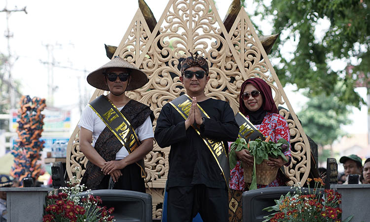 MENARIK: Kegiatan Pasuruan Street Carnival menyajikan beragam pertunjukan sehingga mampu menyedot animo masyarakat.
