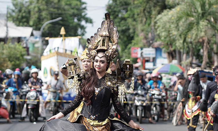 EKSOTIK: Penampilan salah satu peserta Pasuruan Street Carnival yang mampu memukau penonton.