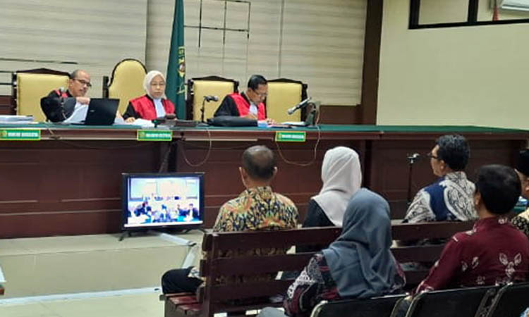 DISIDANG: Kasus dugaan korupsi PKBM yang menyeret Ketua PKBM Untung Suropati, Luluk Masluhah dan Ketua PKBM Cempaka, Ely Harianto masuk persidangan dengan pemeriksaan saksi-saksi.