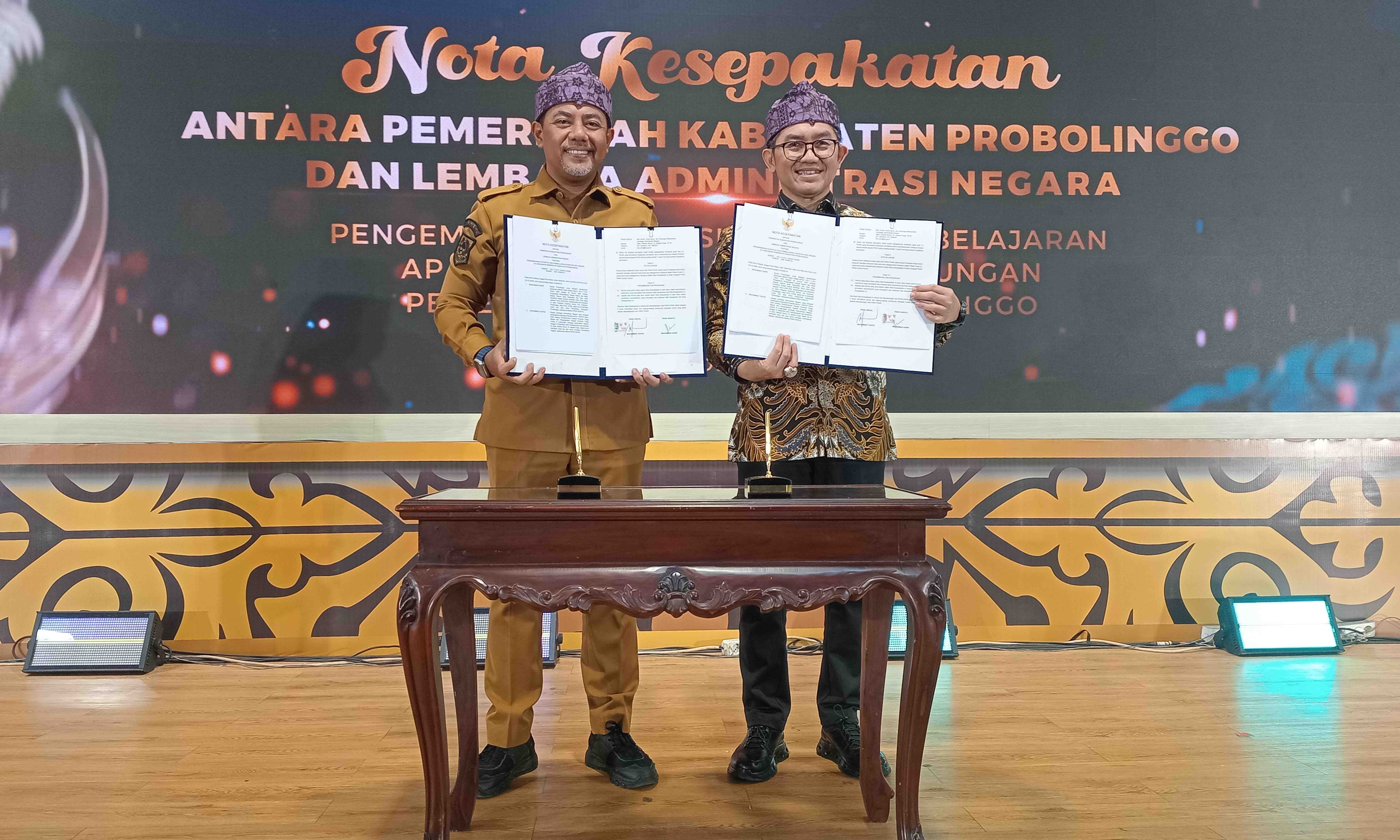 KERJA SAMA: Bupati Probolinggo dr. Mohammad Haris dan Kepala LAN Dr. Muhammad Taufiq, DEA. menunjukkan MoU antara Pemkab Probolinggo dengan LAN.