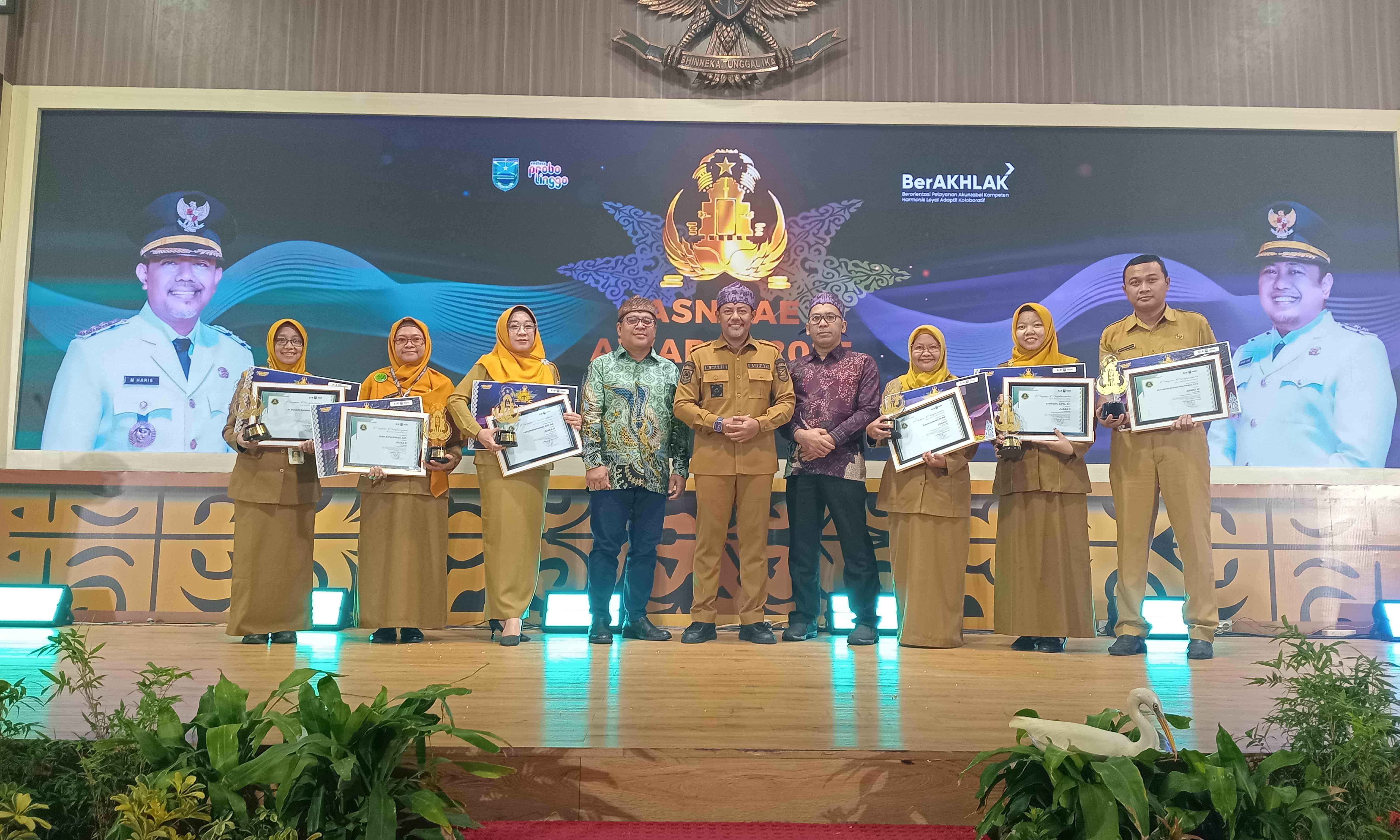 PENDIDIKAN SAE: Bupati Probolinggo dr. Mohammad Haris didampingi TP2D bersama juara kategori Abdi Sehat Negeri dan Penggerak Generasi Cerdas SAE.