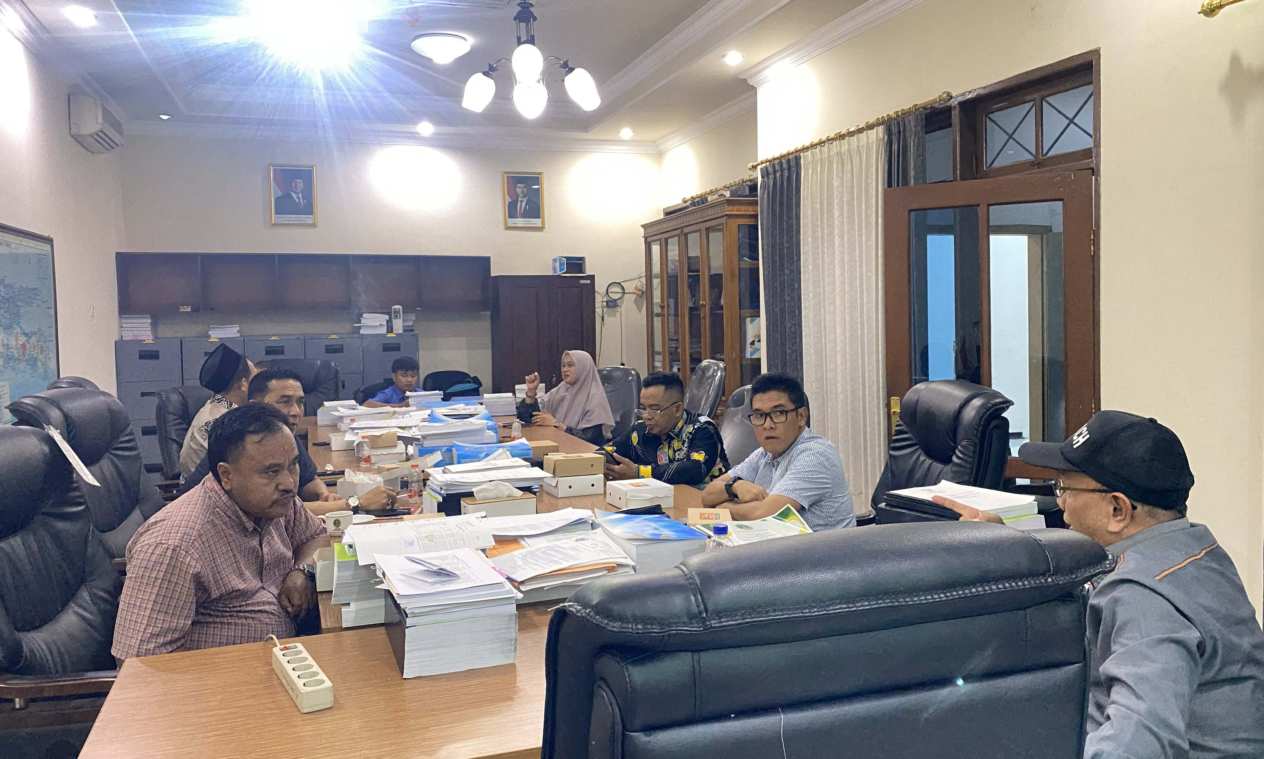 RAPAT KOMISI: Komisi III DPRD Kota Pasuruan saat menggelar rapat komisi pembahasan soal pengolahan sampah dan IPAL