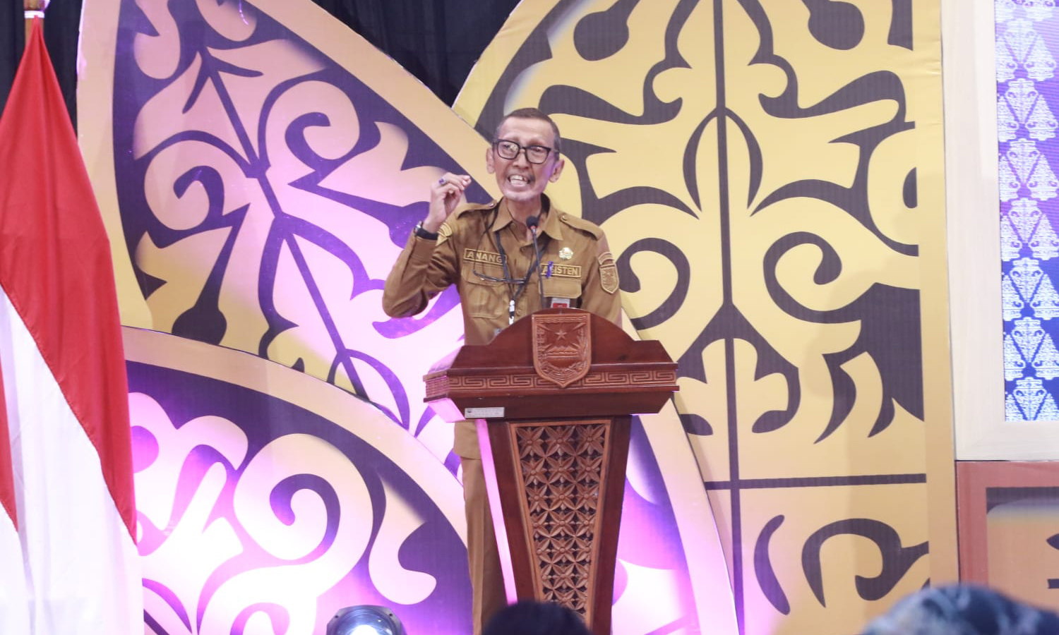 LAPORAN: Plt Kepala BKPSDM Kabupaten Probolinggo dr. Anang Budi Joelijanto menyampaikan laporan kegiatan ASN SAE Awards 2025.