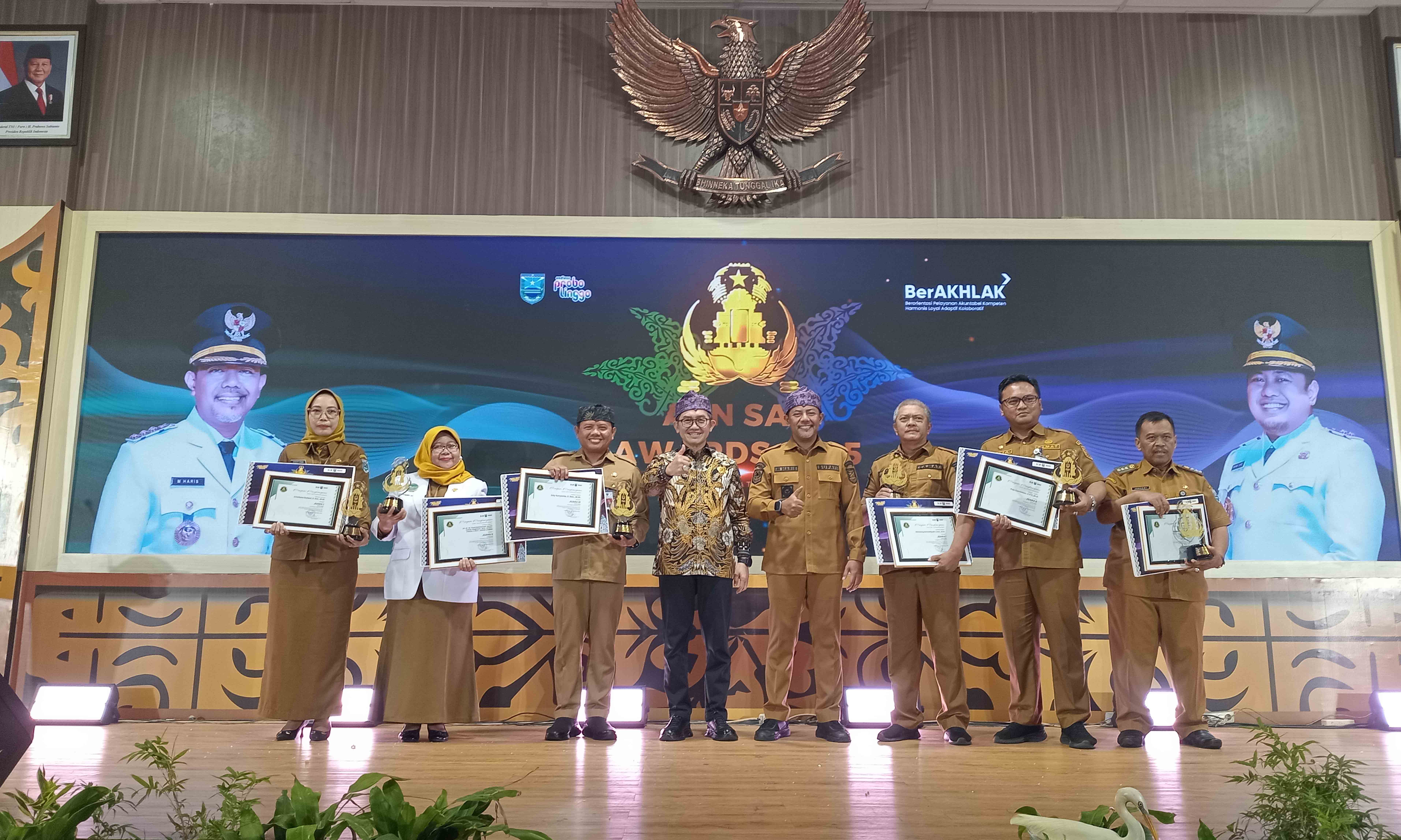 PEMIMPIN: Bupati Probolinggo dr. Mohammad Haris didampingi Kepala LAN Dr. Muhammad Taufiq, DEA., bersama juara Kategori Pemimpin Inspiratif dan Penggerak Layanan SAE.