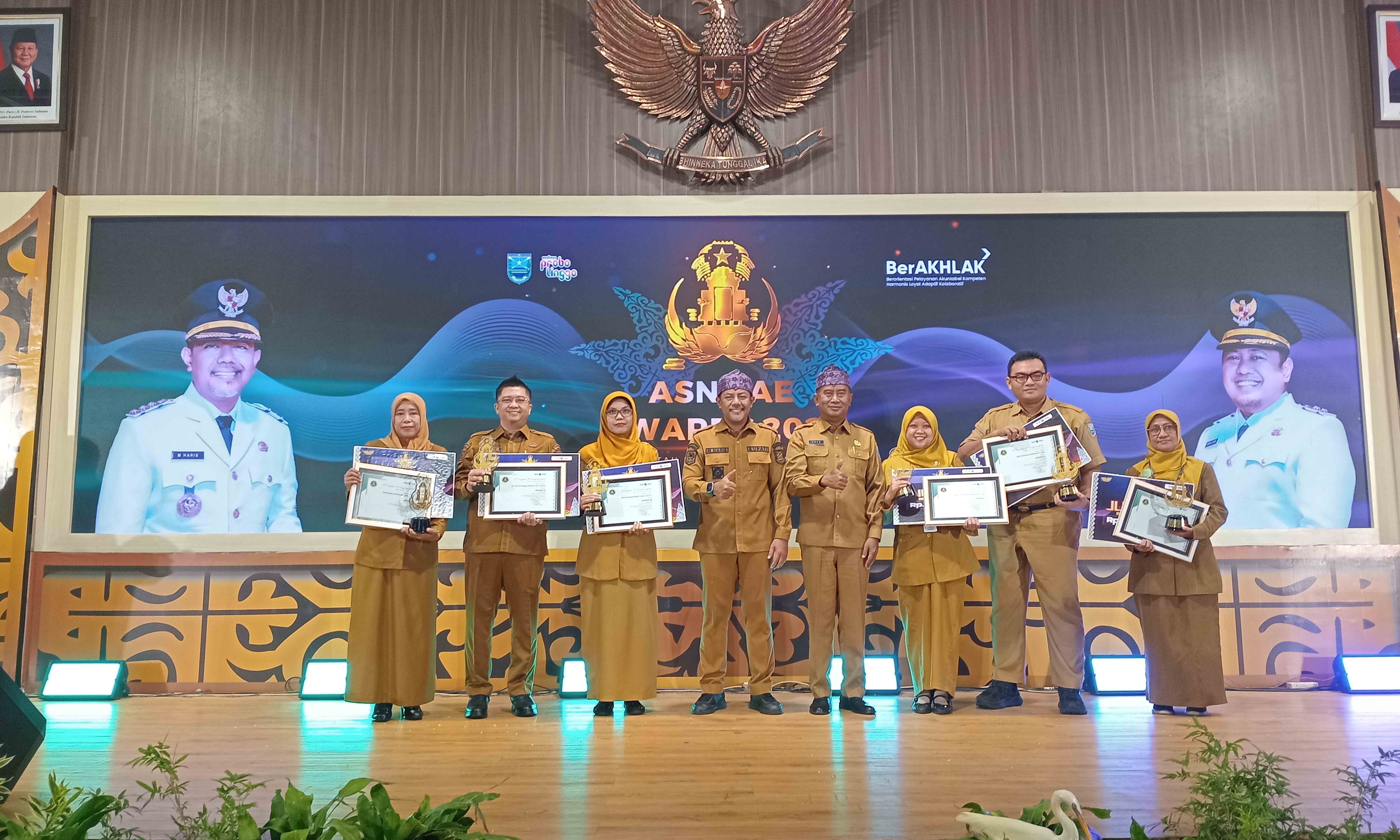PERUBAHAN: Bupati Probolinggo dr. Mohammad Haris didampingi Sekda Ugas Irwanto berfoto bersama Juara Kategori Penggerak Perubahan dan Garda Terdepan SAE.