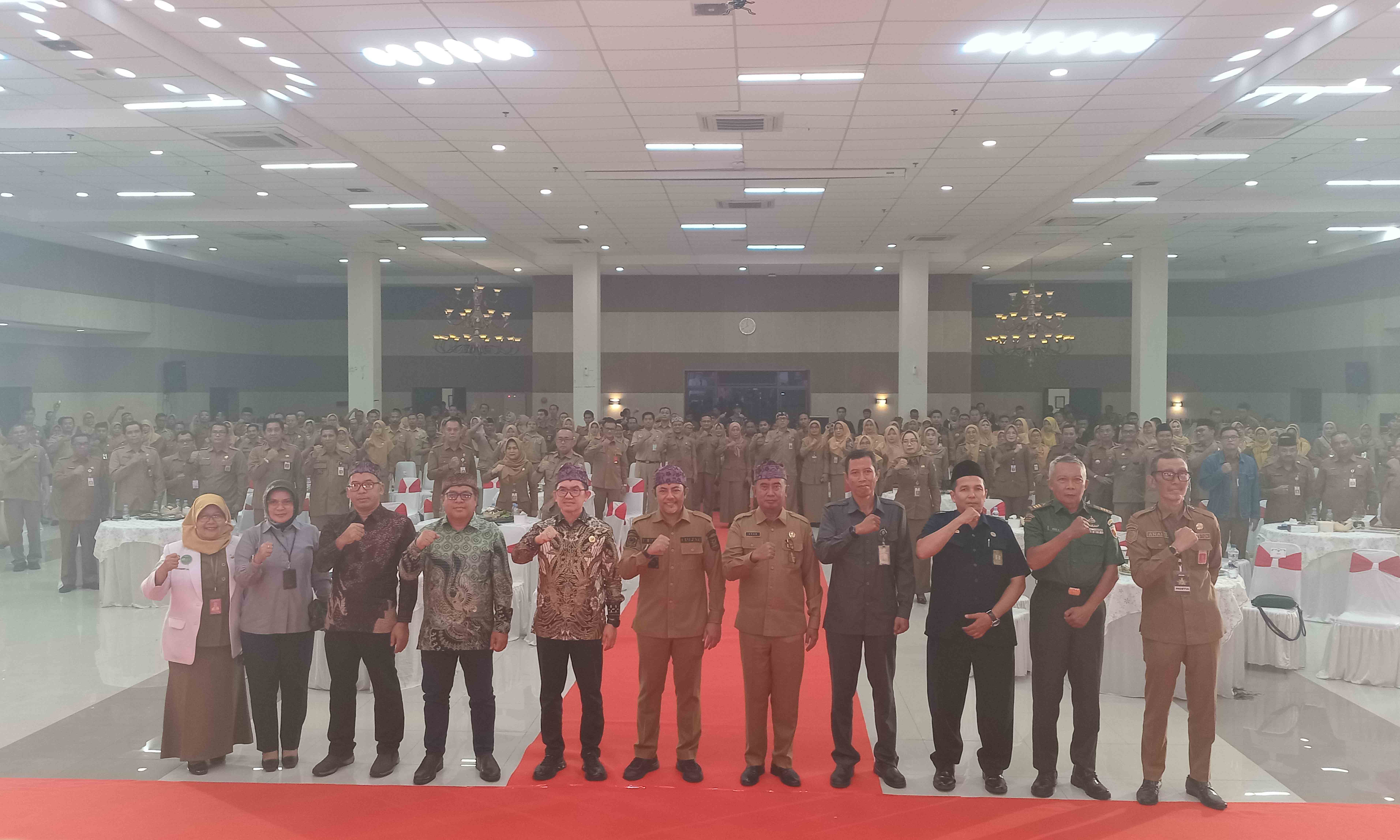 PENGHARGAAN: Bupati Probolinggo dr. Mohammad Haris (tengah) bersama para undangan ASN SAE Awards 2025.