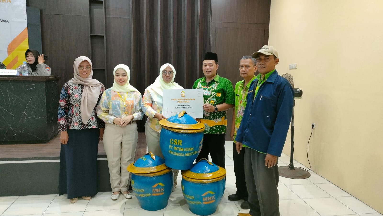 SIMBOLIS: Proses penyerahan secara simbolis program Corporate Social Responsibility, PT Mitra Bisnis Keluarga (MBK) Ventura di Pandaan.