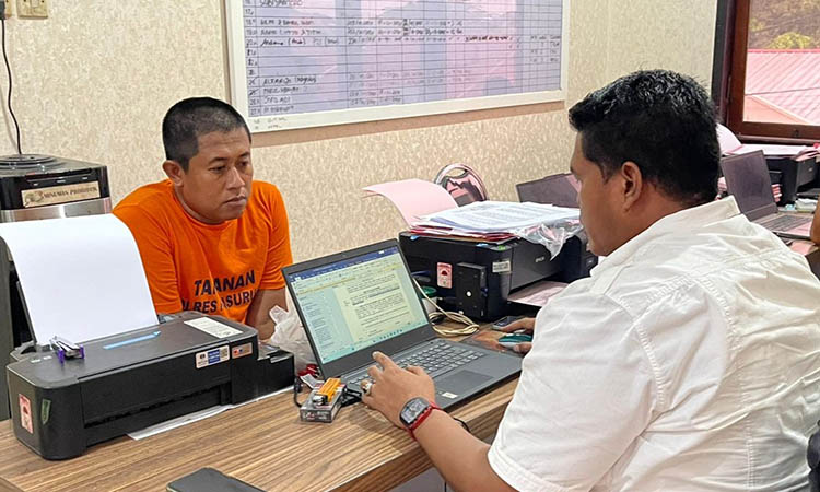 DIPERIKSA: Petugas saat melakukan pemeriksaan terhadap Subagiyo, tersangka kasus peredaran narkoba jenis sabu-sabu.