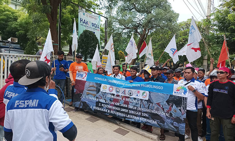 AKSI: Puluhan buruh yang tergabung dalam Federasi Serikat Pekerja Metal Indonesia Kabupaten Probolinggo menggelar demonstrasi di depan Kantor Bupati Probolinggo,