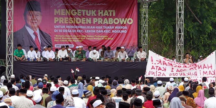 MENGETUK HATI PRESIDEN: Ribuan warga mengikuti istighotsah di lapangan Semongkrong, Desa Pasinan, Lekok, Kabupaten Pasuruan, Jumat (19/12) siang.
