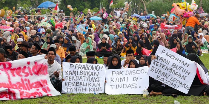 MINTA PERTOLONGAN NEGARA: Ribuan warga mengikuti istighotsah di lapangan Semongkrong, Desa Pasinan, Lekok, Kabupaten Pasuruan, Jumat (19/12) siang.