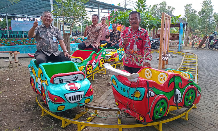 BAHAGIA: Usai peresmian, Kepala Desa Brani Wetan Ir. Sujoko bersama Kabid Pemberdayaan Masyarakat dan Potensi Lembaga Desa Farhan Hidayat menjajal wahana kereta min