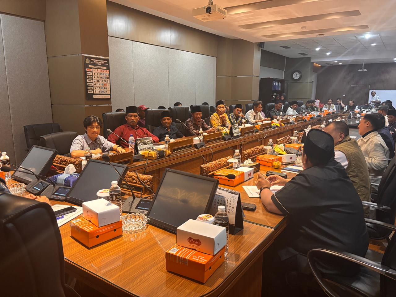 CARI SOLUSI: DPRD Jatim saat menerima perwakilan warga Nguling, Kabupaten Pasuruan terkait protes pembangunan Batalyon TNI AL di Nguling-Lekok.
