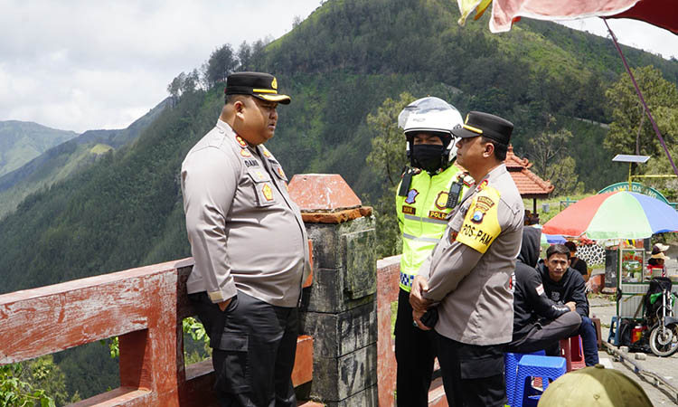 PANTAU: Kapolres Pasuruan AKBP Jazuli Dani Irawan saat berkoordinasi dengan bawahannya dalam pemantauan kawasan wisata Gunung Bromo.