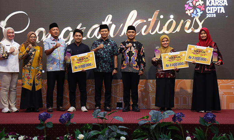 APRESIASI: Para innovator terbaik lomba inovasi Reka Karsa Cipta yang menerima penghargaan karena inovasinya menjadi paling unggul.