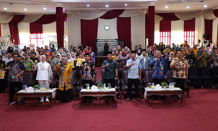 HARUS MENGINSPIRASI: Foto bersama Walikota Pasuruan dan Kepala Bappelitbangda Kota Pasuruan saat berfoto bersama dengan tamu undangan dan seluruh inovator Kota Pasuruan di acara Reka Karsa Cipta 2025.