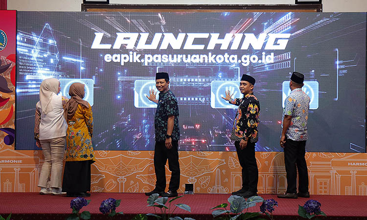 DILAUNCHING: Wali Kota Pasuruan Adi Wibowo., S.Tp. M.Si; Wakil Wali Kota Pasuruan., HM. Nawawi S.Kom., M.M; Sekda Rudiyanto; Kepala Bappelitbangda, Siti Rochana S.T., M.Si dan perwakilan BRIDA Jatim,