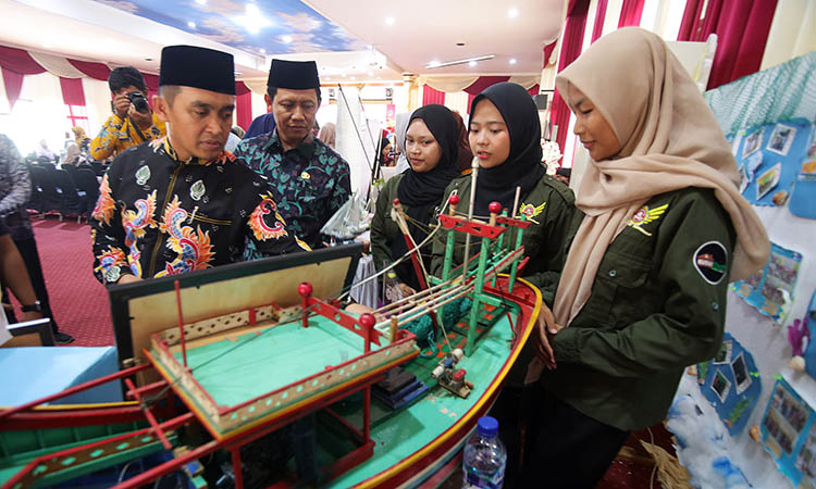 TERTARIK: Wali Kota Pasuruan Adi Wibowo dan Wawali M Nawawi saat kemarin (18/12) meninjau stan salah satu inovator Reka Karsa Cipta 2025.