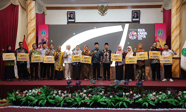 JADI INSPIRASI: Para nominator Reka Karsa Cipta berfoto bersama wali kota, wawali, kepala Bappelitbangda saat awarding.