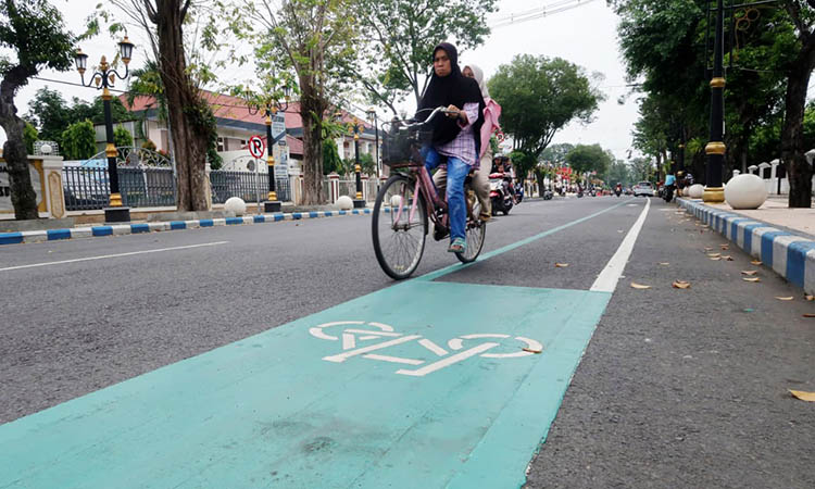 JALUR KHUSUS: Keberadaan jalur sepeda yang disiapkan oleh Pemkot Pasuruan. Sejauh ini, penambahan jalur sepeda masih butuh kajian.