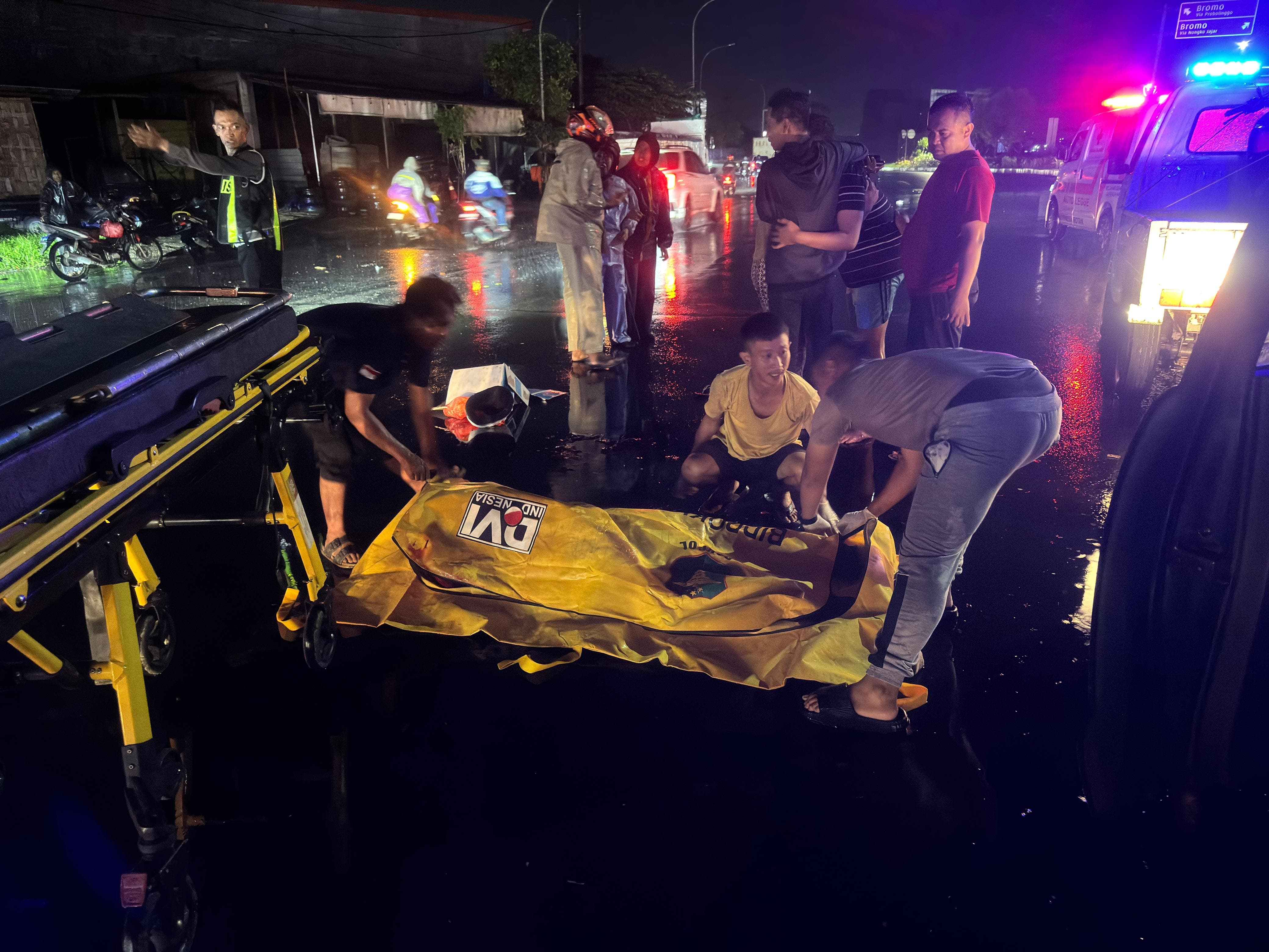 EVAKUASI: Korban kecelakaan, Badriyah Ulfah, 51, asal Desa Balongtani, Kecamatan Jabon, Kabupaten Sidoarjo, saat dievakuasi ke RS Bhayangkara Watukosek, Kecamatan Gempol.
