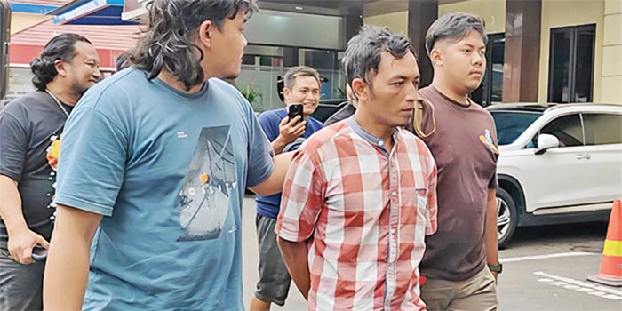 DITANGKAP: SY, 38, tersangka pembunuhan Faradila Amalia Najwa, digiring ke Mapolda Jatim, Jumat (19/12) sore.