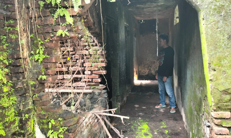 KERAMAT: Banyak yang percaya sumur tua itu dijaga oleh makhluk halus. Karena itu, lokasi setempat dijadikan punden.
